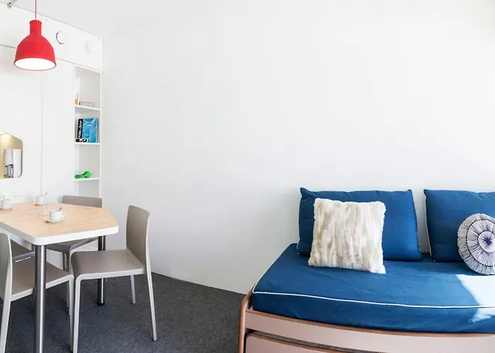 Renove Aux Pieds Avec Balcon - Fr-1-346-396